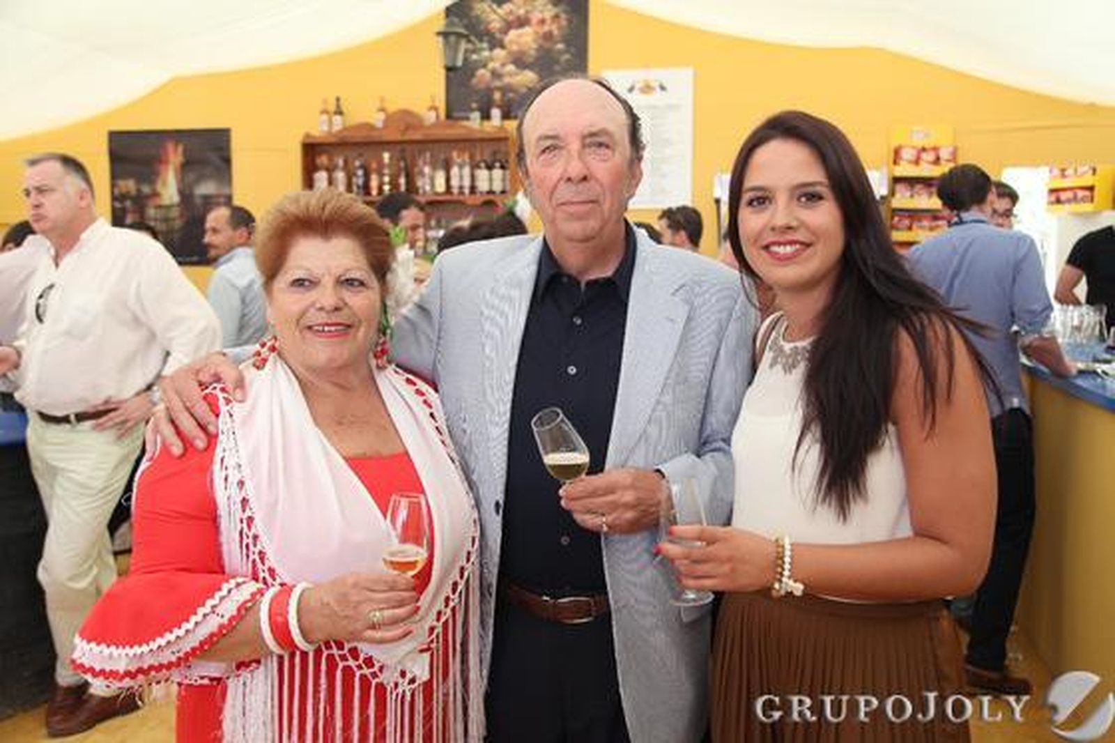 La comercial de Diario de Jerez, Marisa López, brinda junto al empresario Félix Sollero y su esposa, Carmen Femenía.  

Foto: Vanesa Lobo