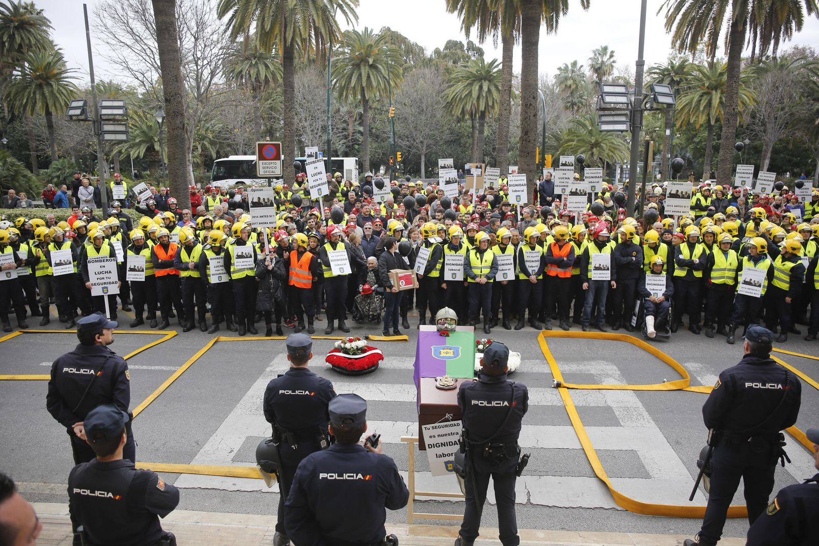 Las imágenes de la 'marcha fúnebre' de los bomberos en Málaga