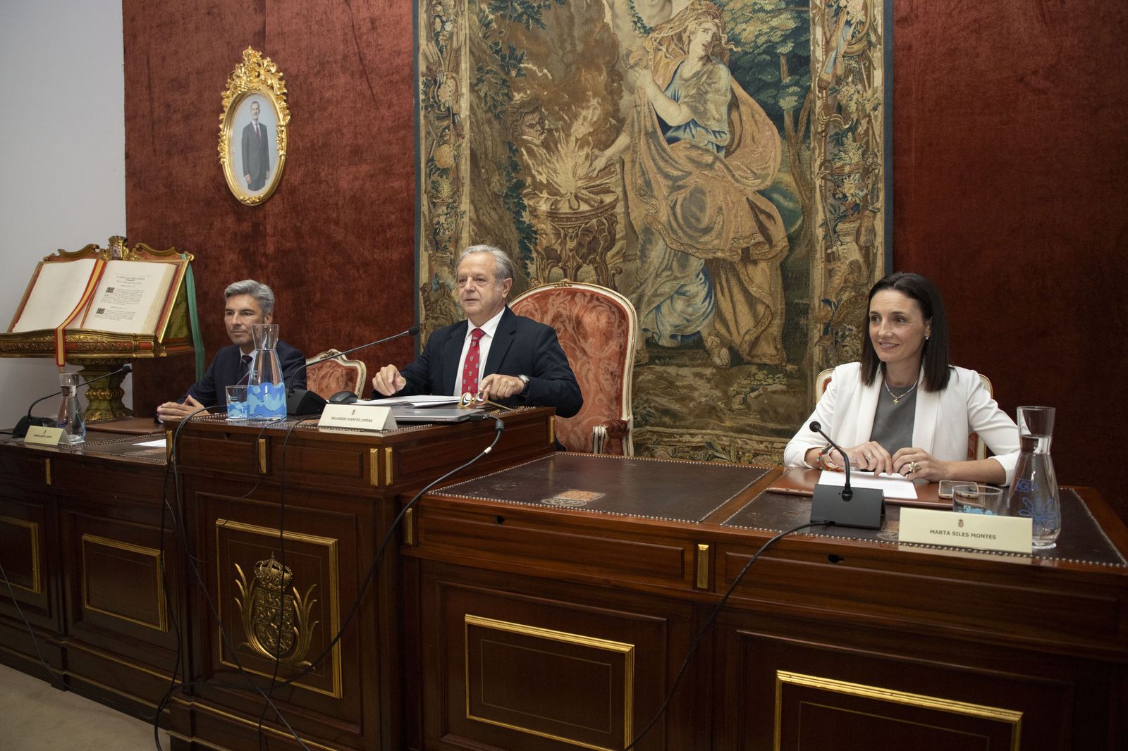 Salvador Fuentes, en el centro, durante la sesión plenaria en la Diputación de Córdoba.