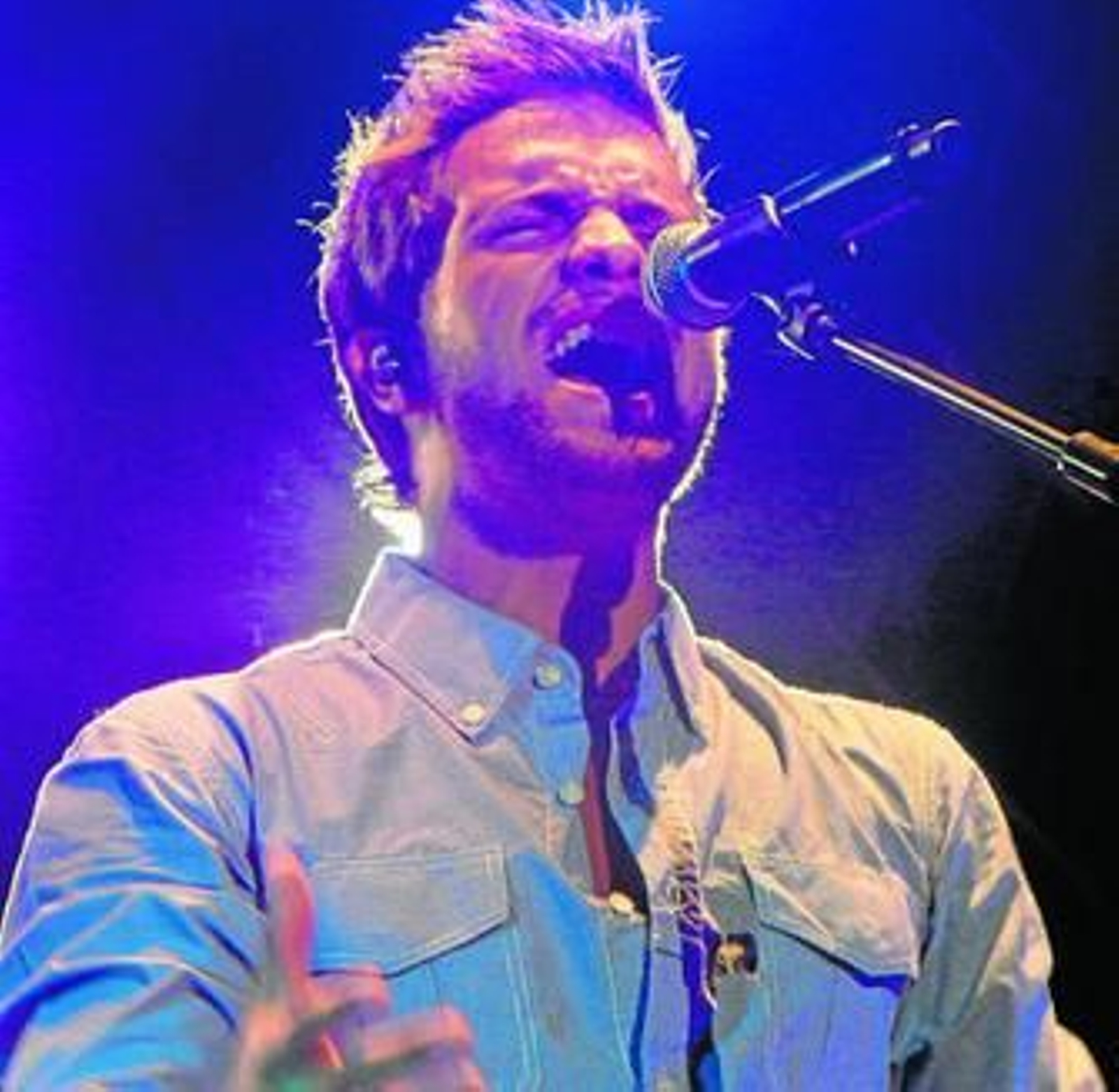 Pablo Alborán con uno de sus músicos.