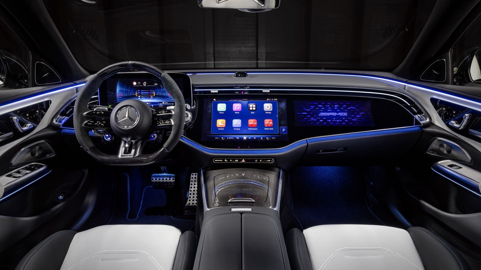 En opción se le puede dotar de una tercera pantalla frente al acompañante.