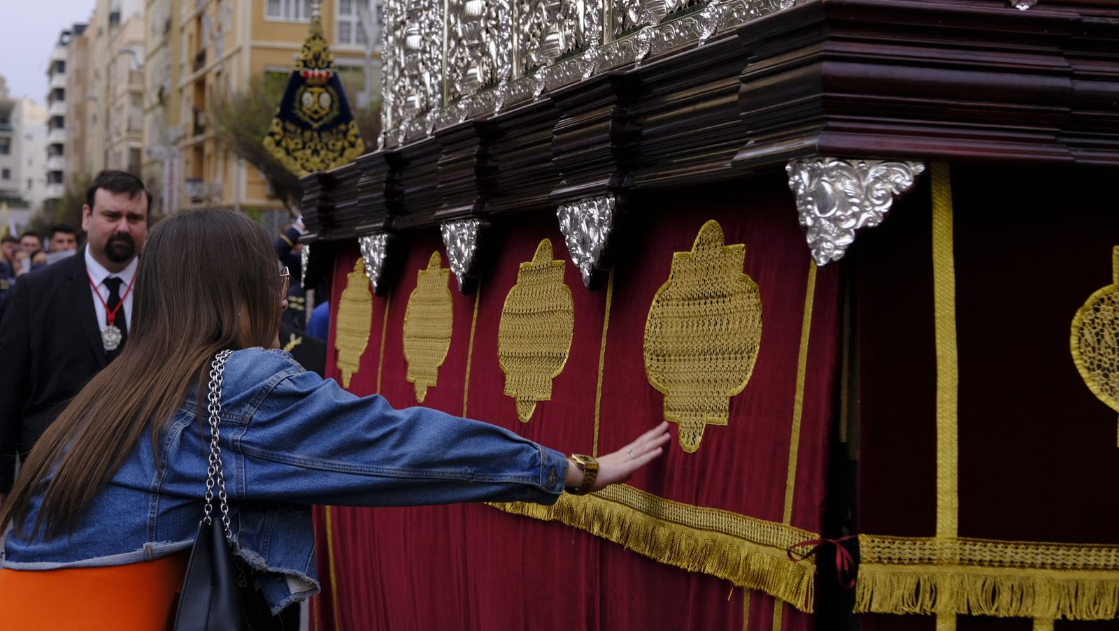 La Borriquita procesiona por las calles de Almería, en imágenes