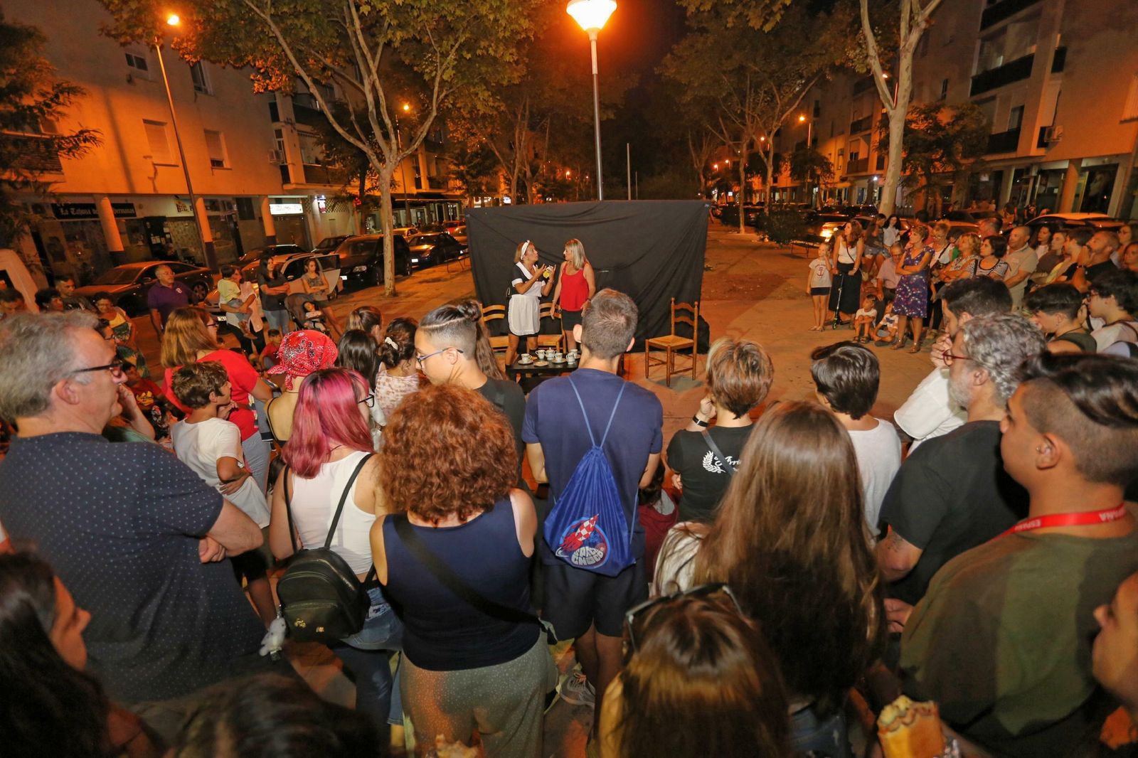 La primera sesión de la comedia en los barrios obtuvo una gran acogida por parte del público.