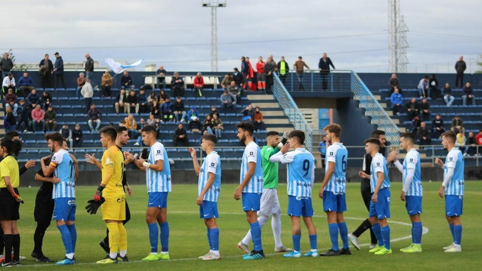 Saludo entre los jugadores del Atlético Malagueño y El Palo.