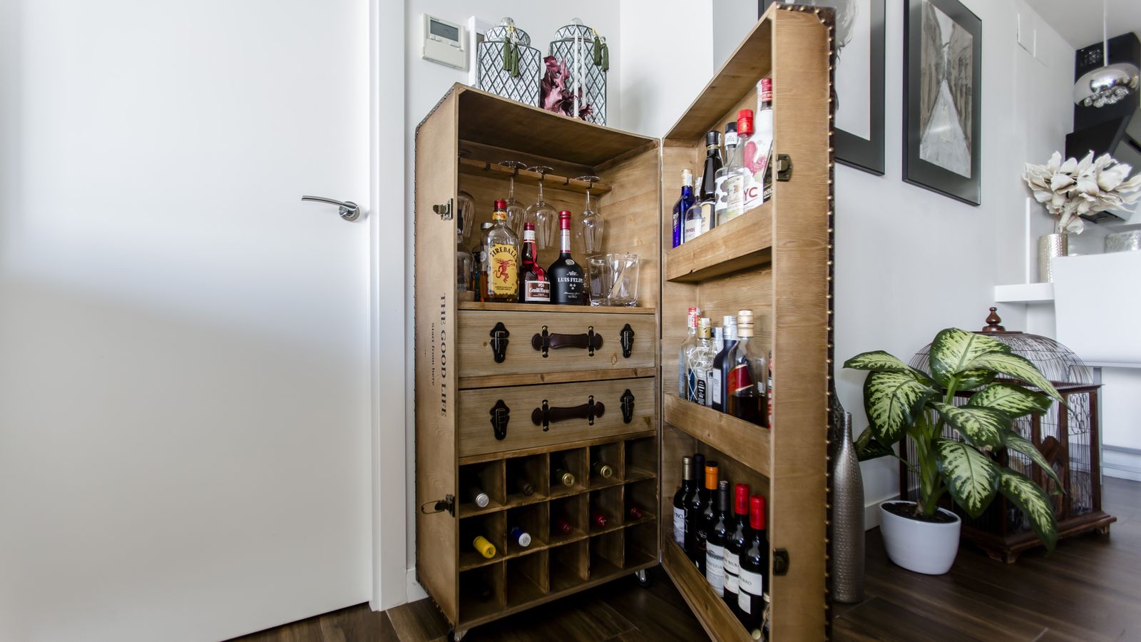 Mueble con diseño de baúl que se utiliza como botellero.