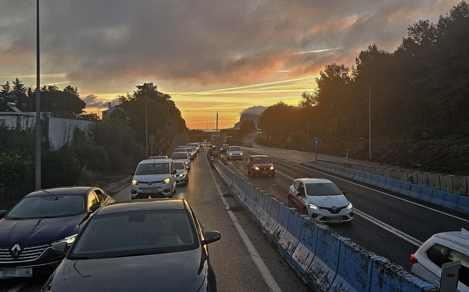 Imágenes del corte de la A7 por los trabajadores de Acerinox en huelga