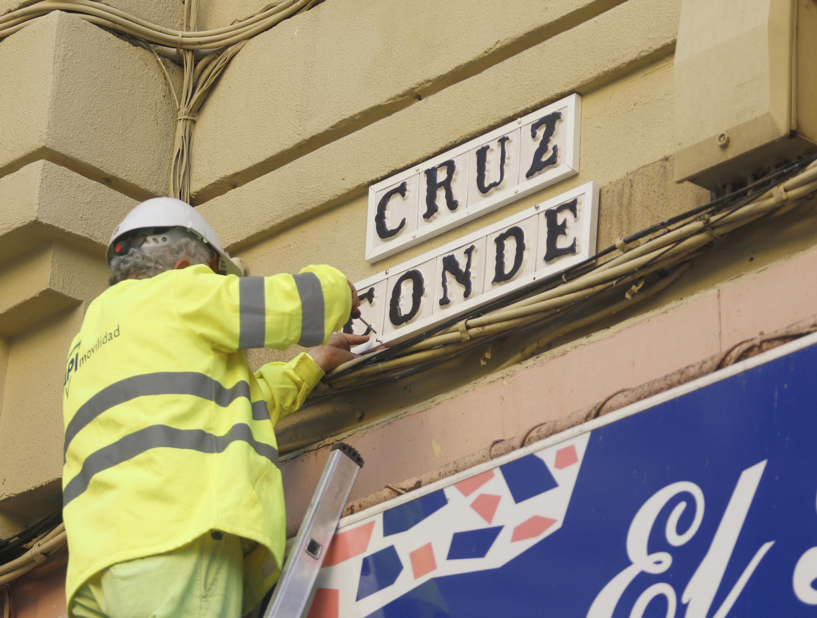 Un momento de la rotulación de la calle Cruz Conde tras la retirada del nombre Foro Romano. Un momento de la rotulación de la calle Cruz Conde tras la retirada del nombre Foro Romano.