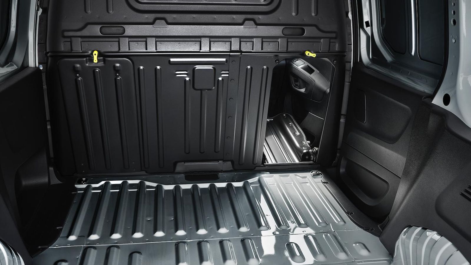 La apertura de las portillas en la mampara de separación con la cabina permite trasladar objetos largos.