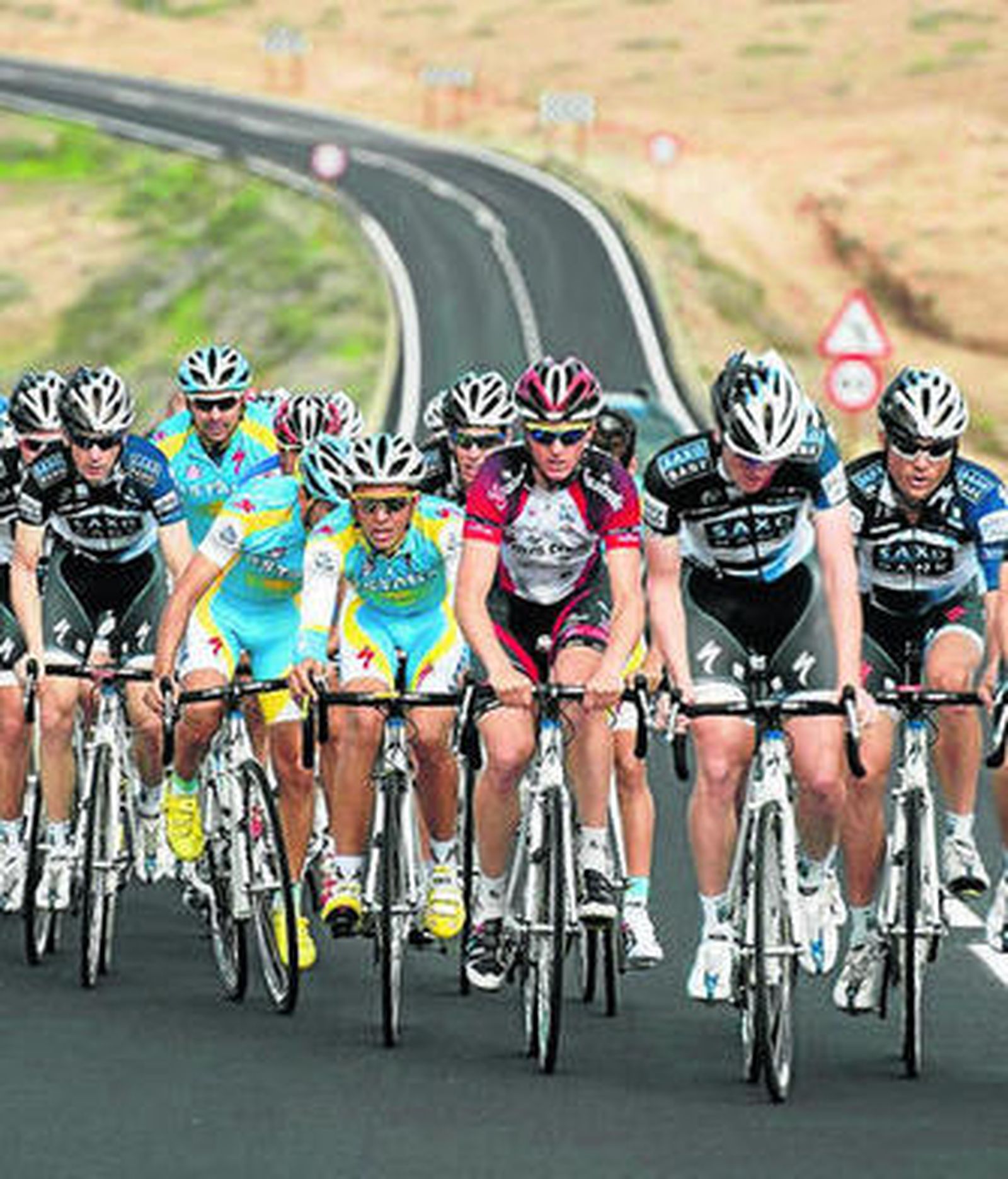 Contador, junto a su nuevo equipo durante un entrenamiento.