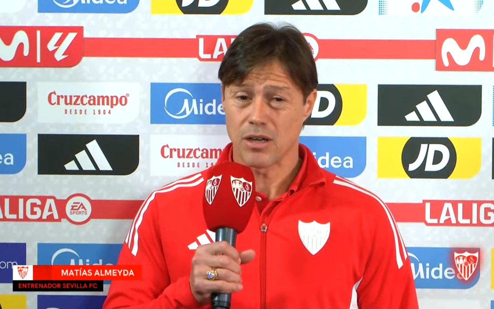 Almeyda habla cariacontecido para los medios del club, Sevilla FC+.