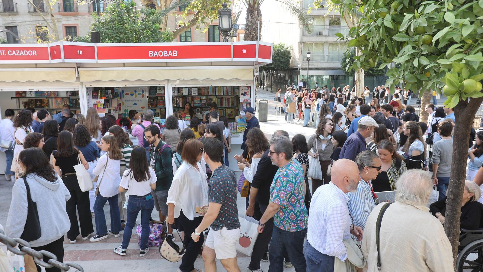 La cola de lectores que esperaban la firma de Iria y Selene.