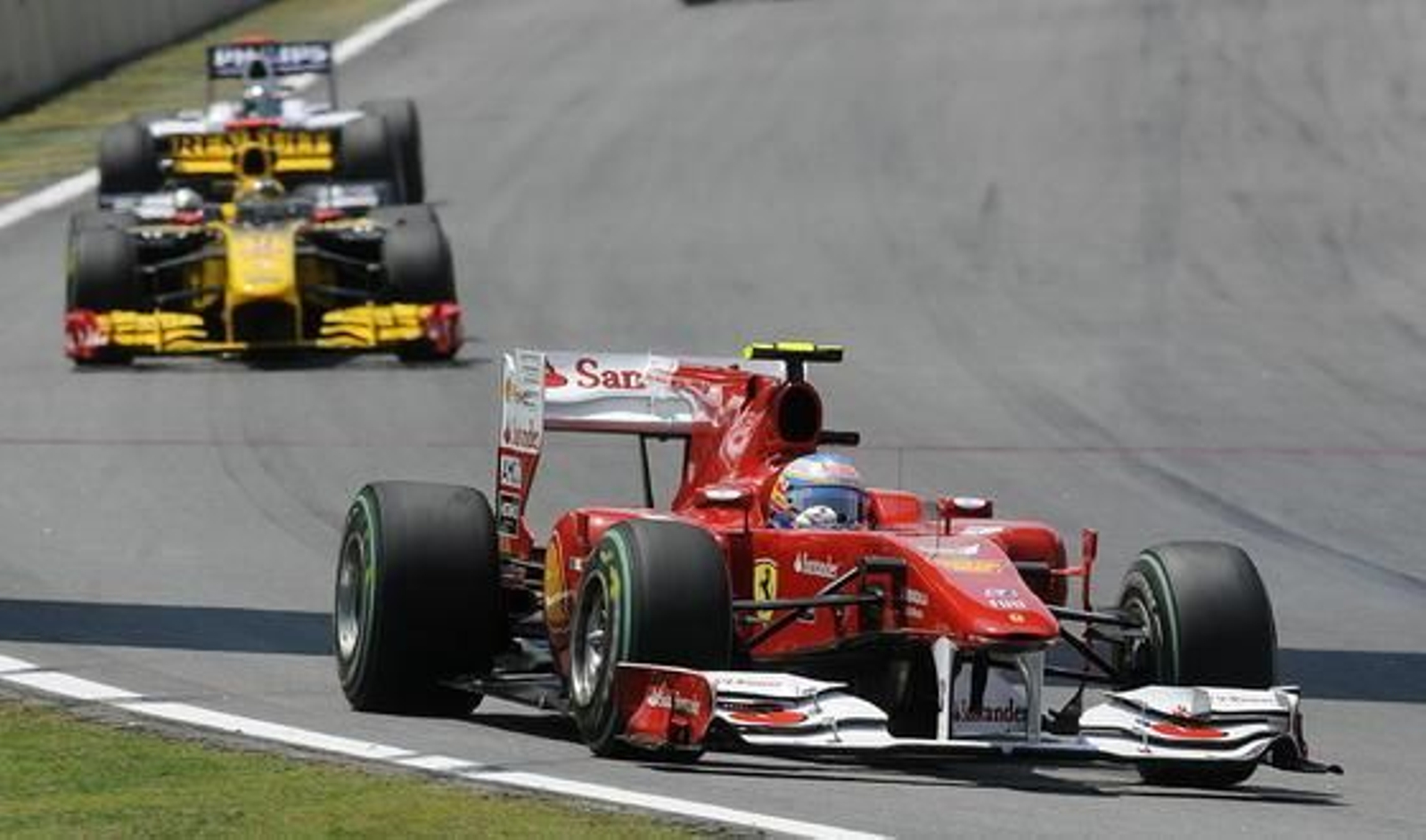 Vettel gana en Interlagos por delante de Webber y Alonso. / EFE