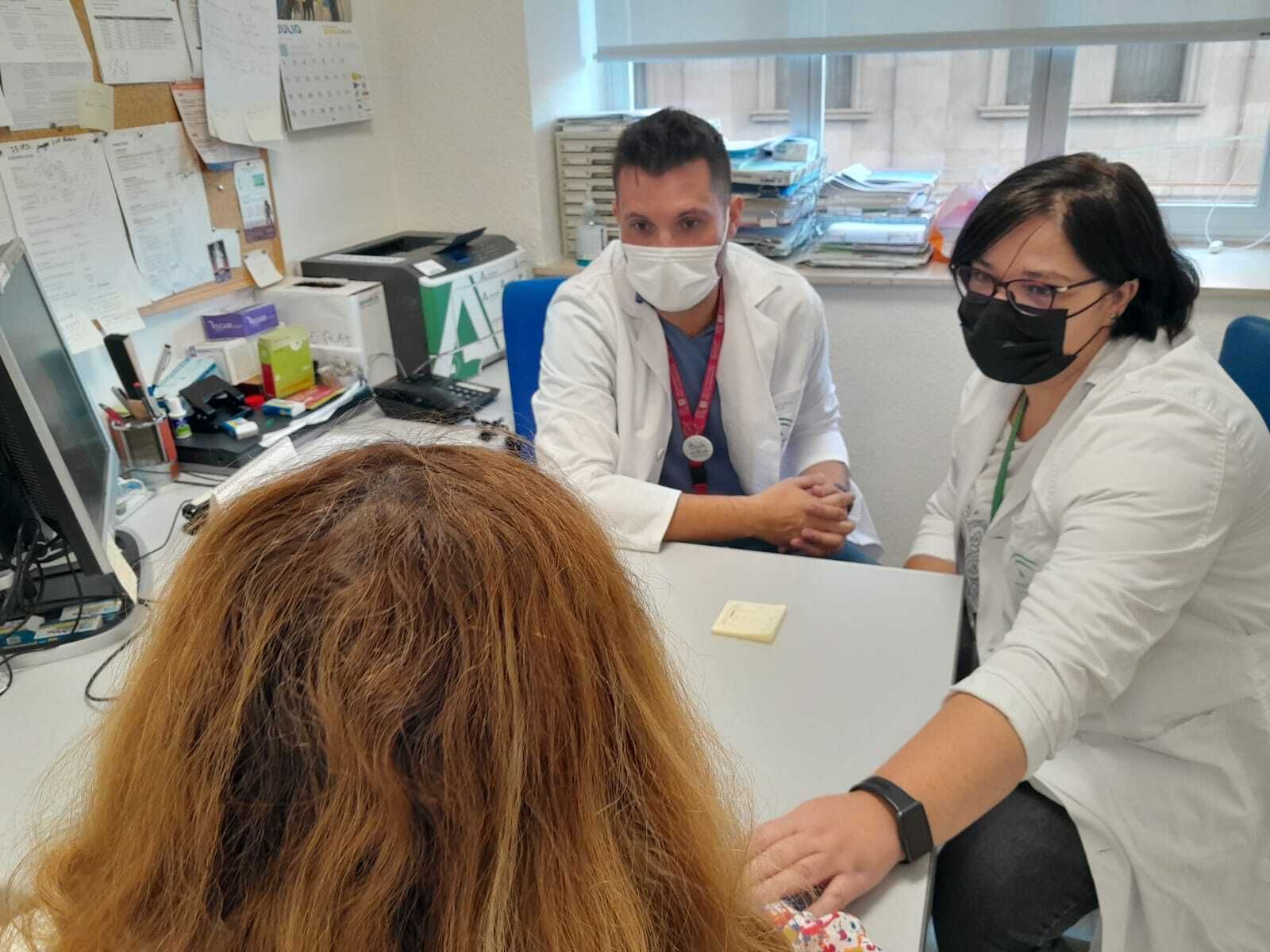 Un estudio del Virgen de las Nieves permite suspender el tratamiento farmacológico a 25 pacientes con una leucemia crónica