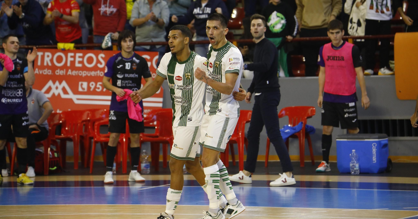 Arnaldo Báez celebra el gol del triunfo junto a Macedo.