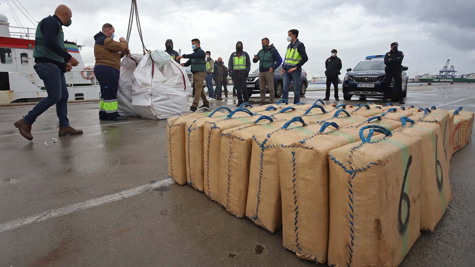 Fotos de la intervención de hachís en el remolcador 'Felsted' en el puerto de Algeciras