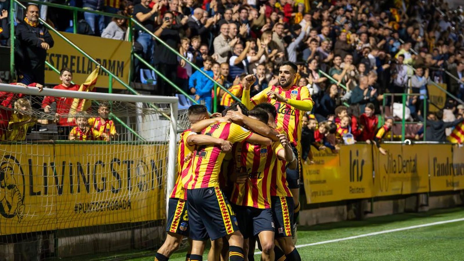 Los jugadores de la UE Sant Andreu celebran un gol en su estadio