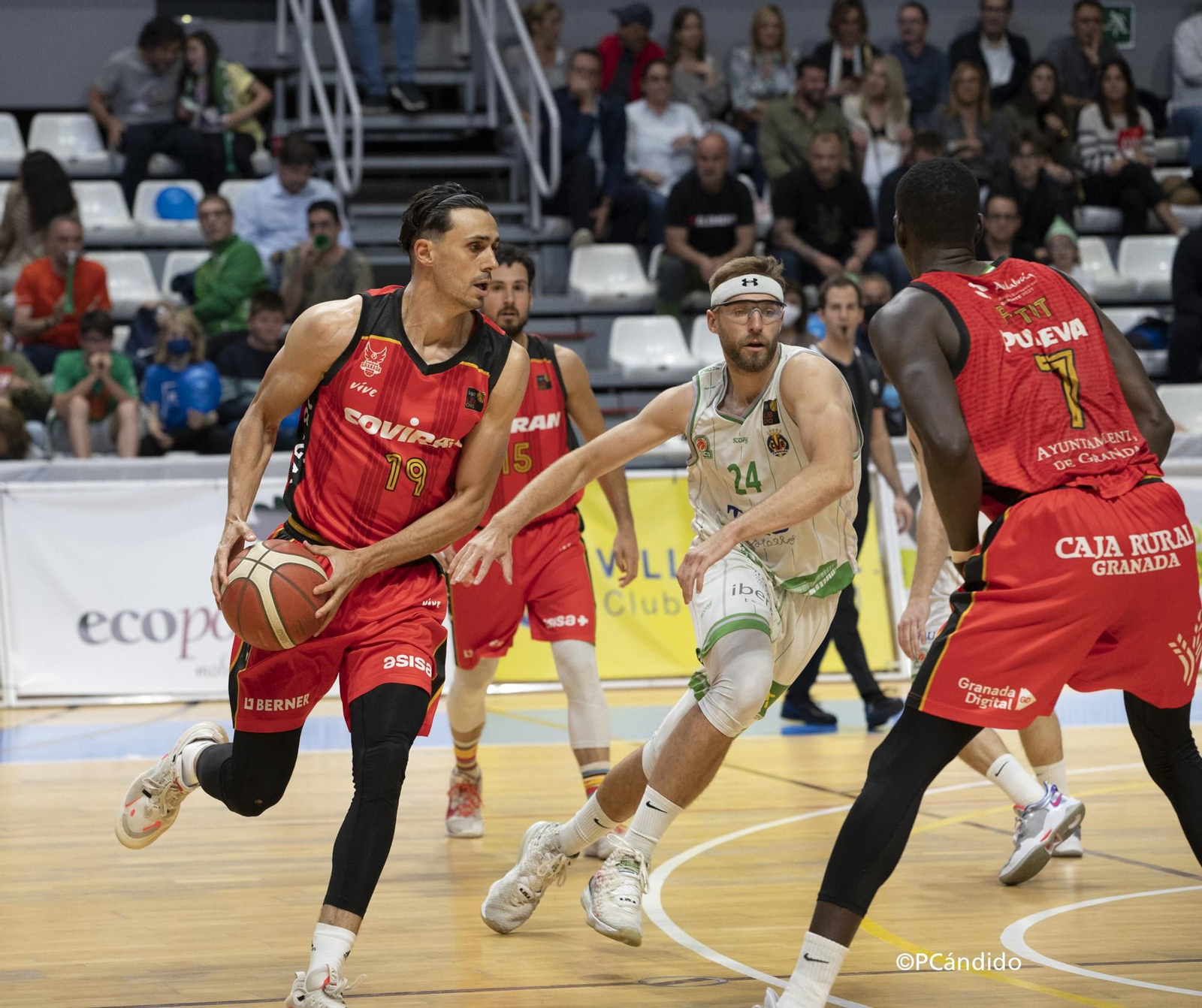 El TAU Castelló-Covirán Granada, en imágenes