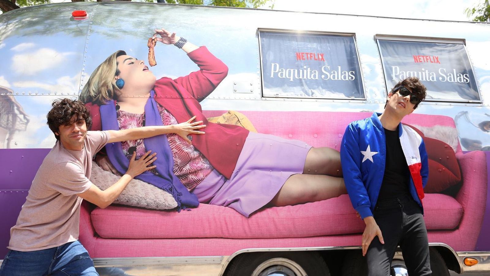 Los Javis posan divertidos con su 'Paquita'.