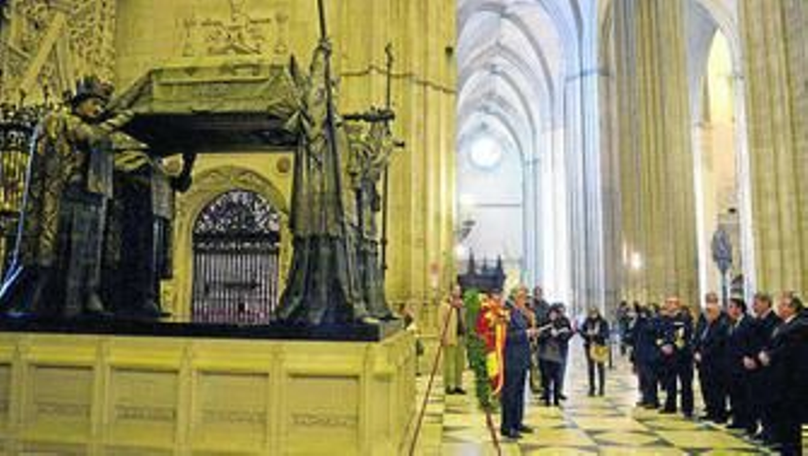 Juan Salas, ante el mausoleo de Colón, se dirige a las autoridades durante el homenaje.