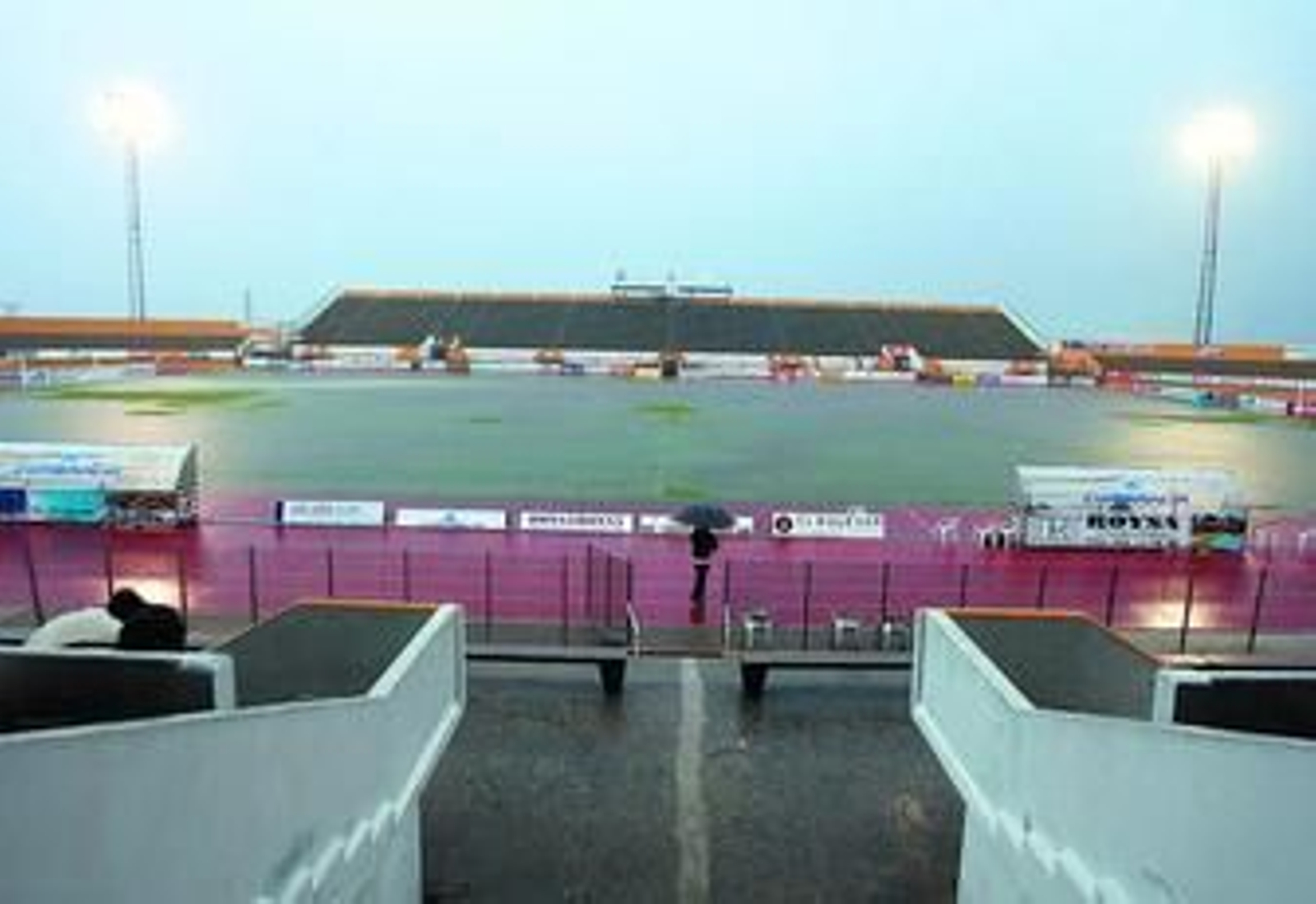 Impresionante imagen del terreno de juego cubierto casi en su totalidad por el agua, lo que provocó la suspensión del choque.