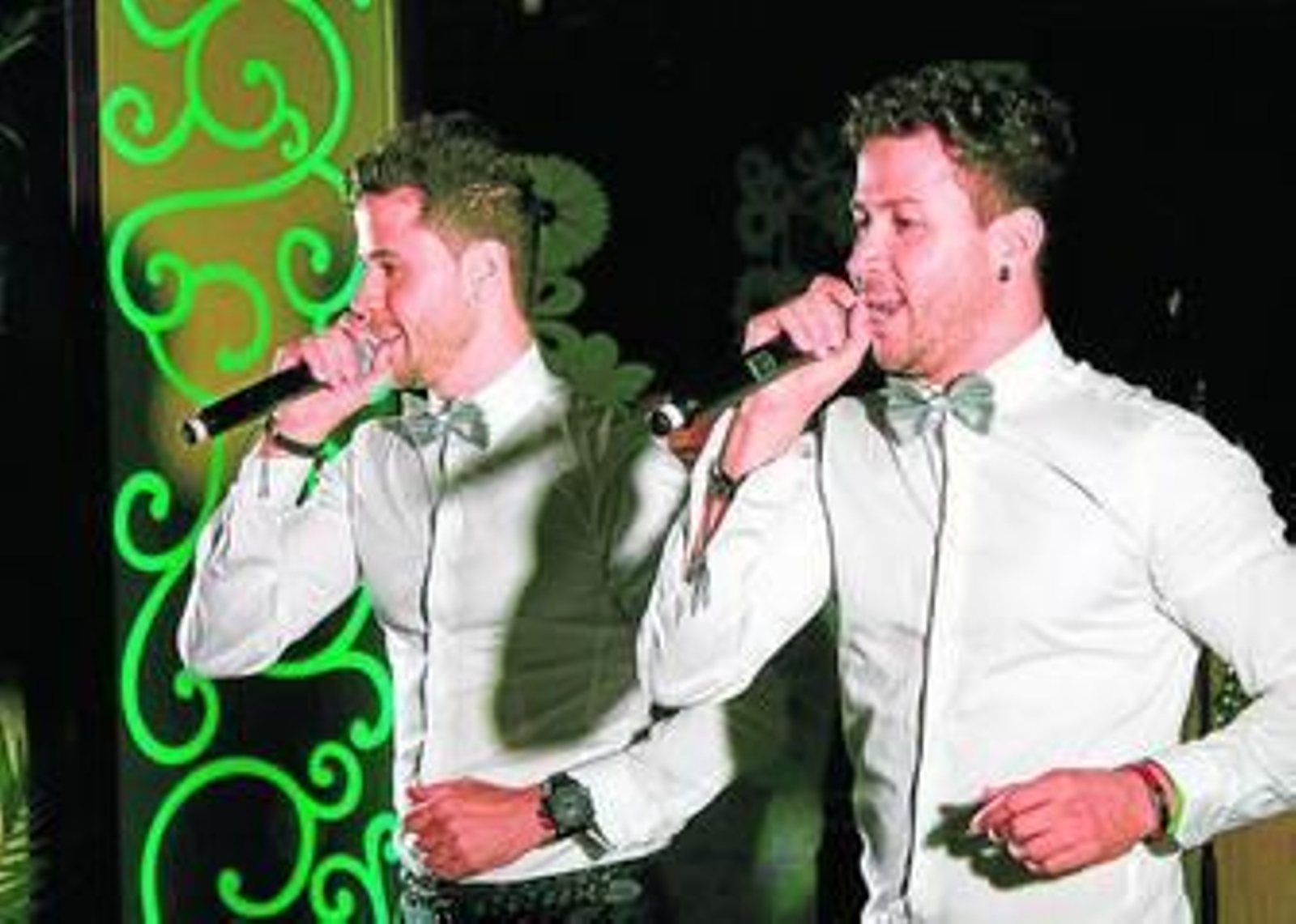 Alex y Eddy durante su gran actuación en la sala Cibeles.