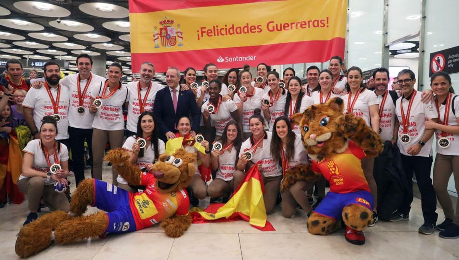 Jugadoras de la selección en Barajas.