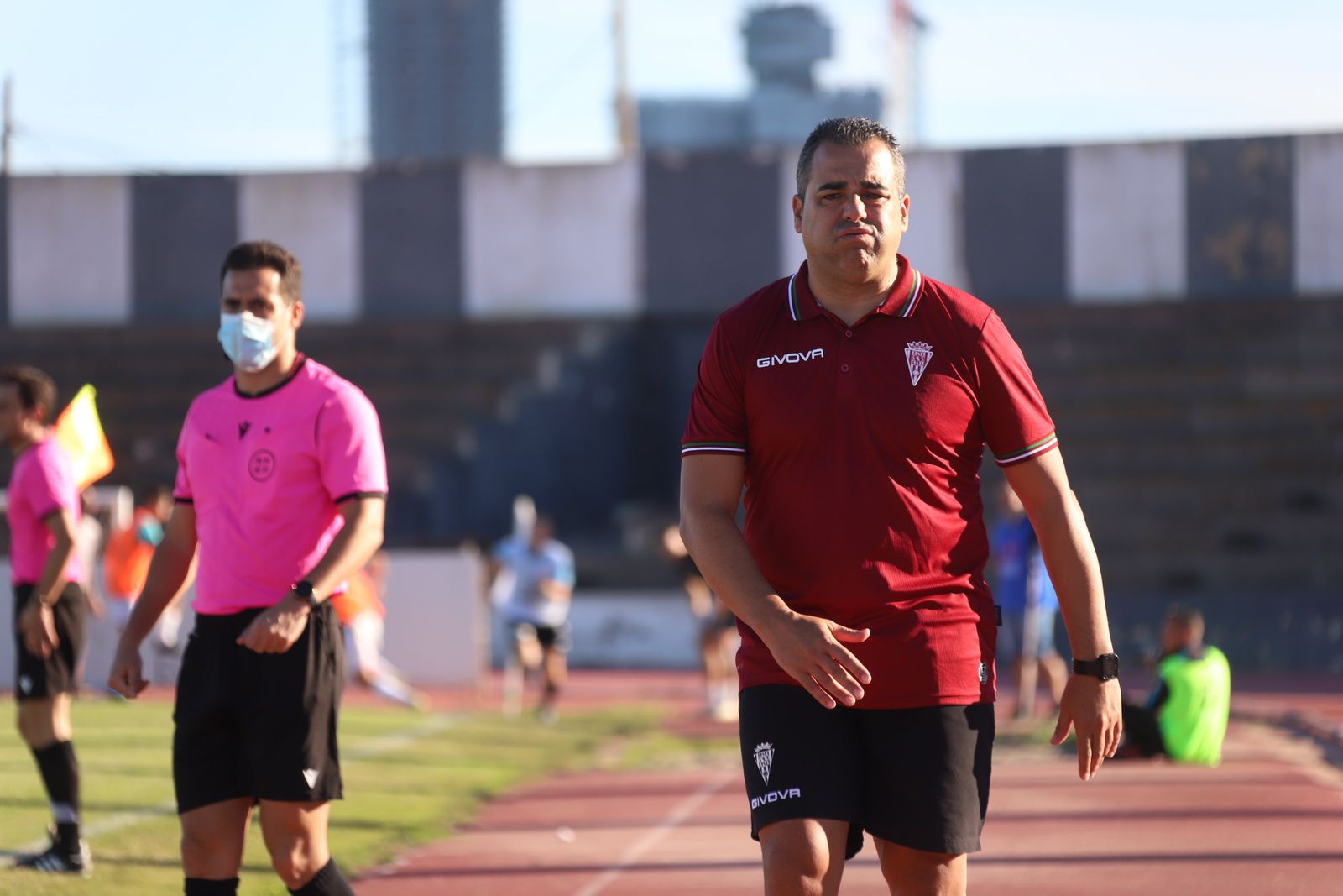 Germán Crespo resopla durante una acción del partido.