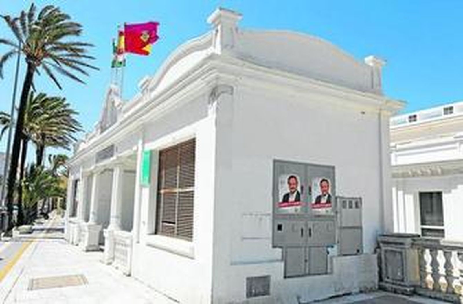 Carteles de IU en el Balneario de la Palma, edificio que es un BIC.