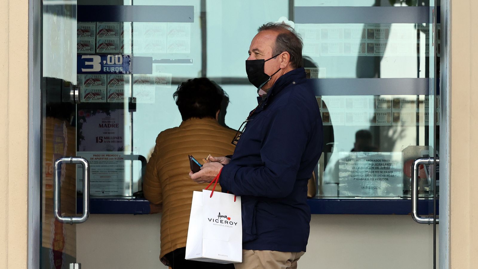 Muchos jerezanos mantienen el uso de la mascarilla tras el fin de la obligatoriedad en interiores.