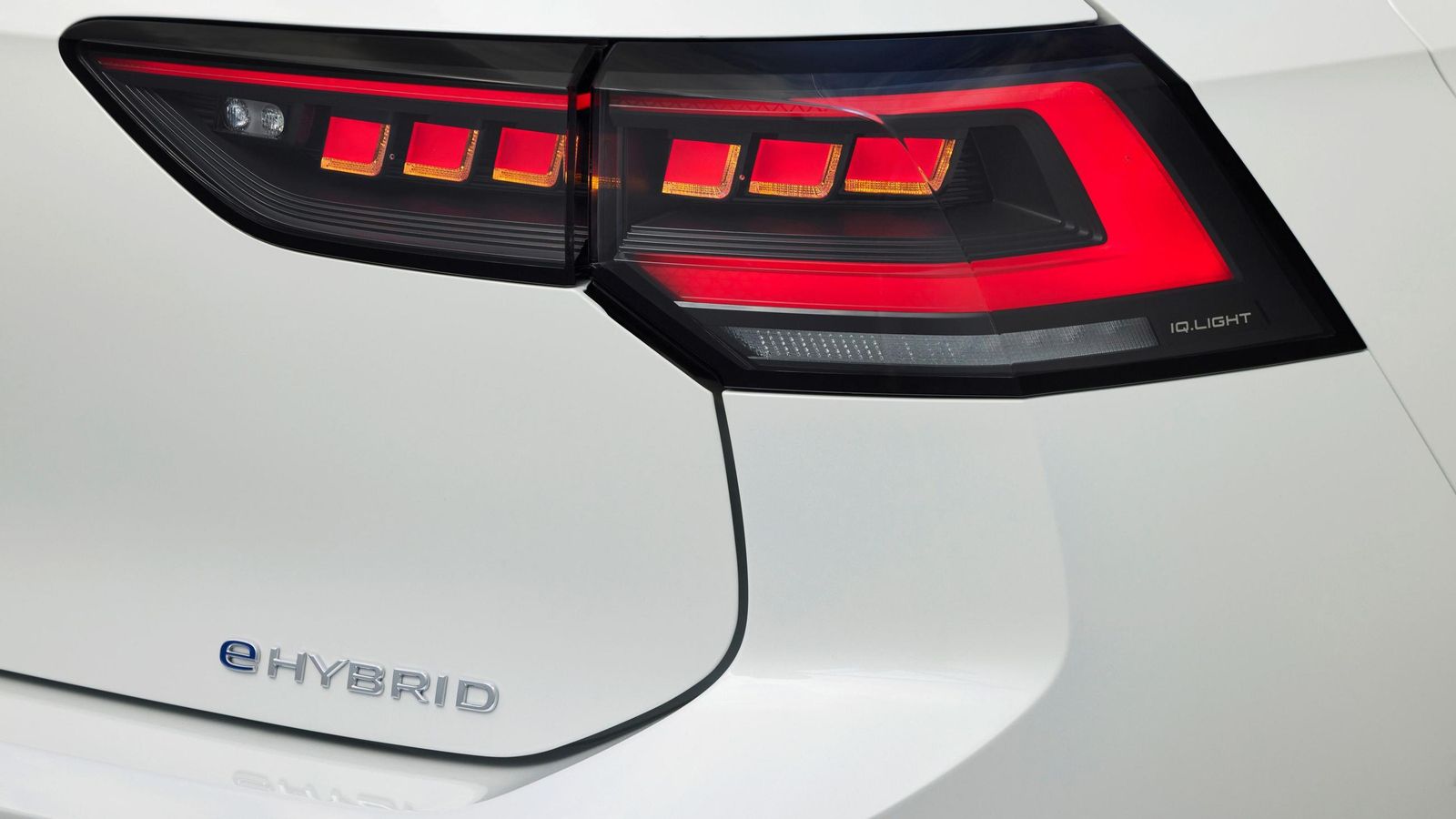 Entre los compactos, el Golf eHybrid de Volkswagen se convierte en la referencia por kilometraje con su batería, ésta de 25,7 kWh y la misma que emplean Audi A3, Skoda Superb, Volkswagen Passat, Cupra y Seat León, entre otros.