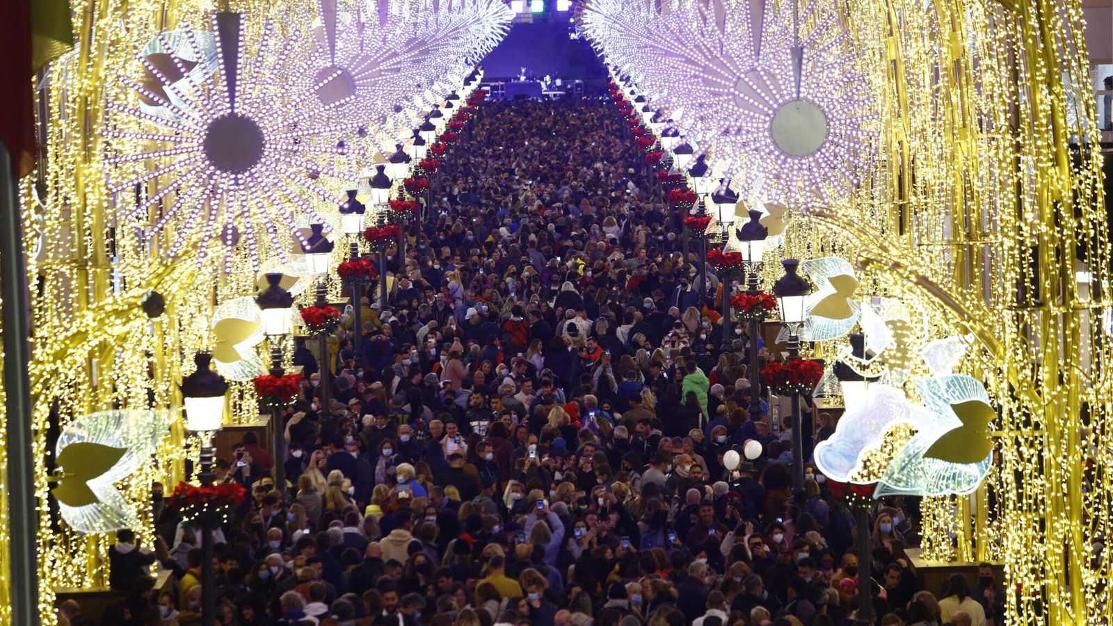 Numeroso público congregado para ver el encendido en la calle Larios.