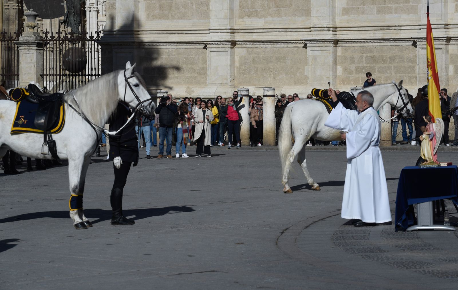 Caballería y guías caninos de la Policía Nacional celebran el patrón de los animales