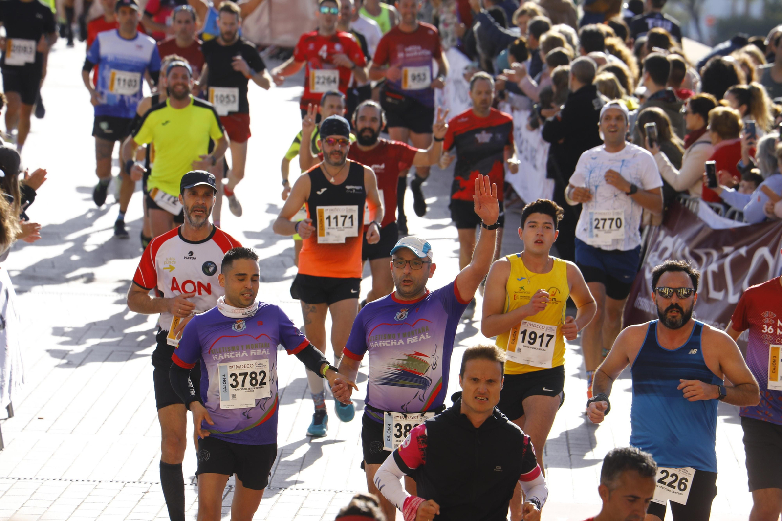 La gloria de cruzar la Puerta del Puente: imágenes de la meta de la 36 Media Maratón de Córdoba