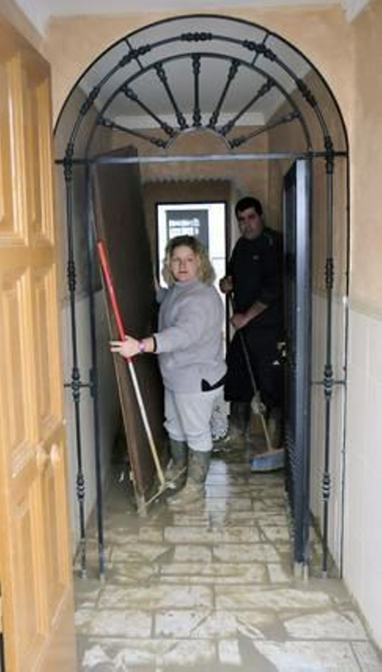 Los vecinos de Lora se afanan en limpiar tras las intensas lluvias.

Foto: Juan Carlos Vázquez