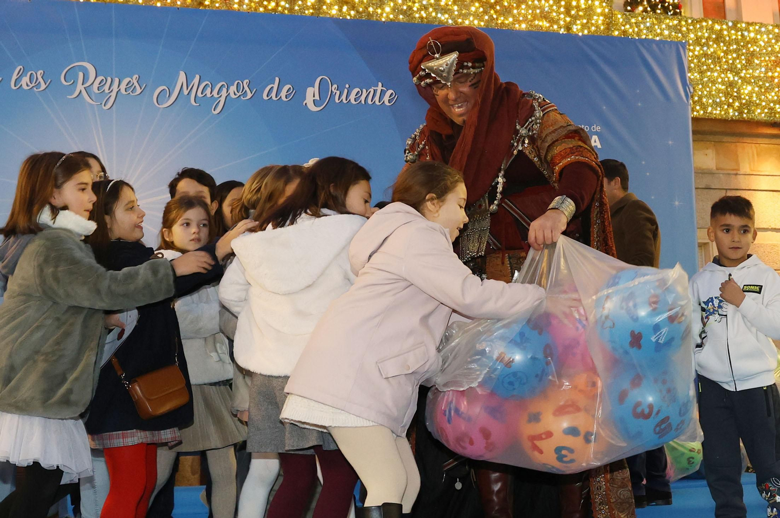 Imágenes del Heraldo Real anunciando la llegada de los Reyes Magos a Huelva