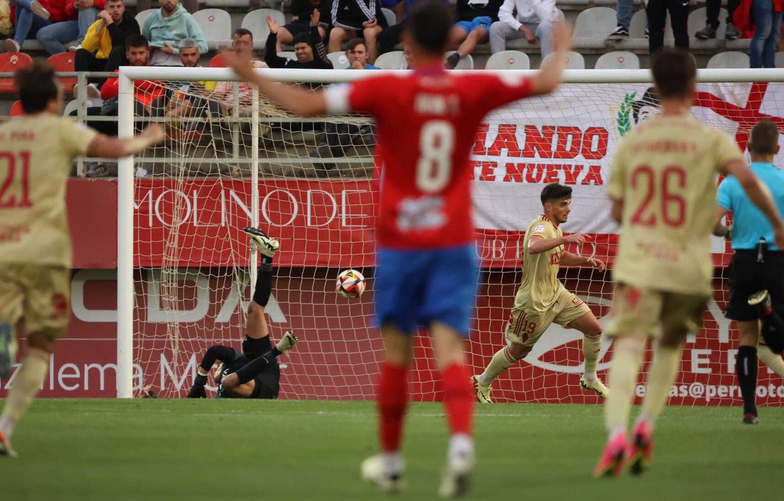 Juanmi, del Murcia, celebra su gol del domingo con Lucho García ya batido