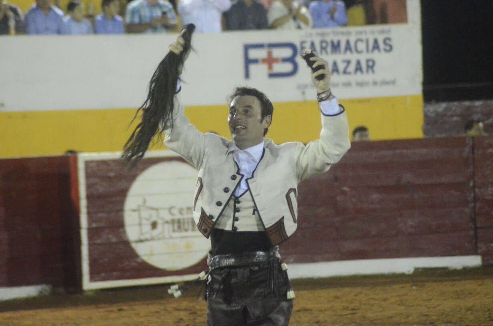 Andy Cartagena, con los trofeos.
