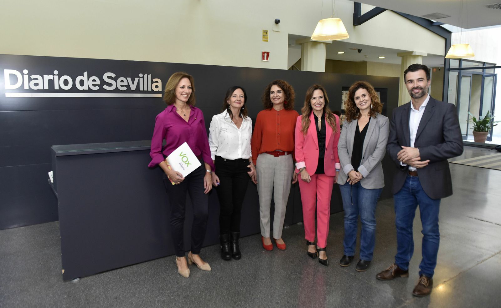 De izquierda a derecha de la imagen: Reyes Romero (Vox); María Márquez (UP); María Jesús Montero (PSOE); Teresa Jiménez Becerril (PP); Esperanza Gómez (Más País) y Pablo Cambronero (Cs).