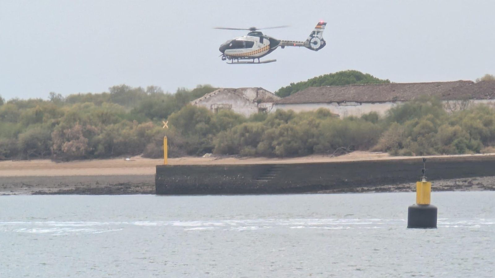El helicóptero de la Guardia Civil haciendo tareas de vigilancia.