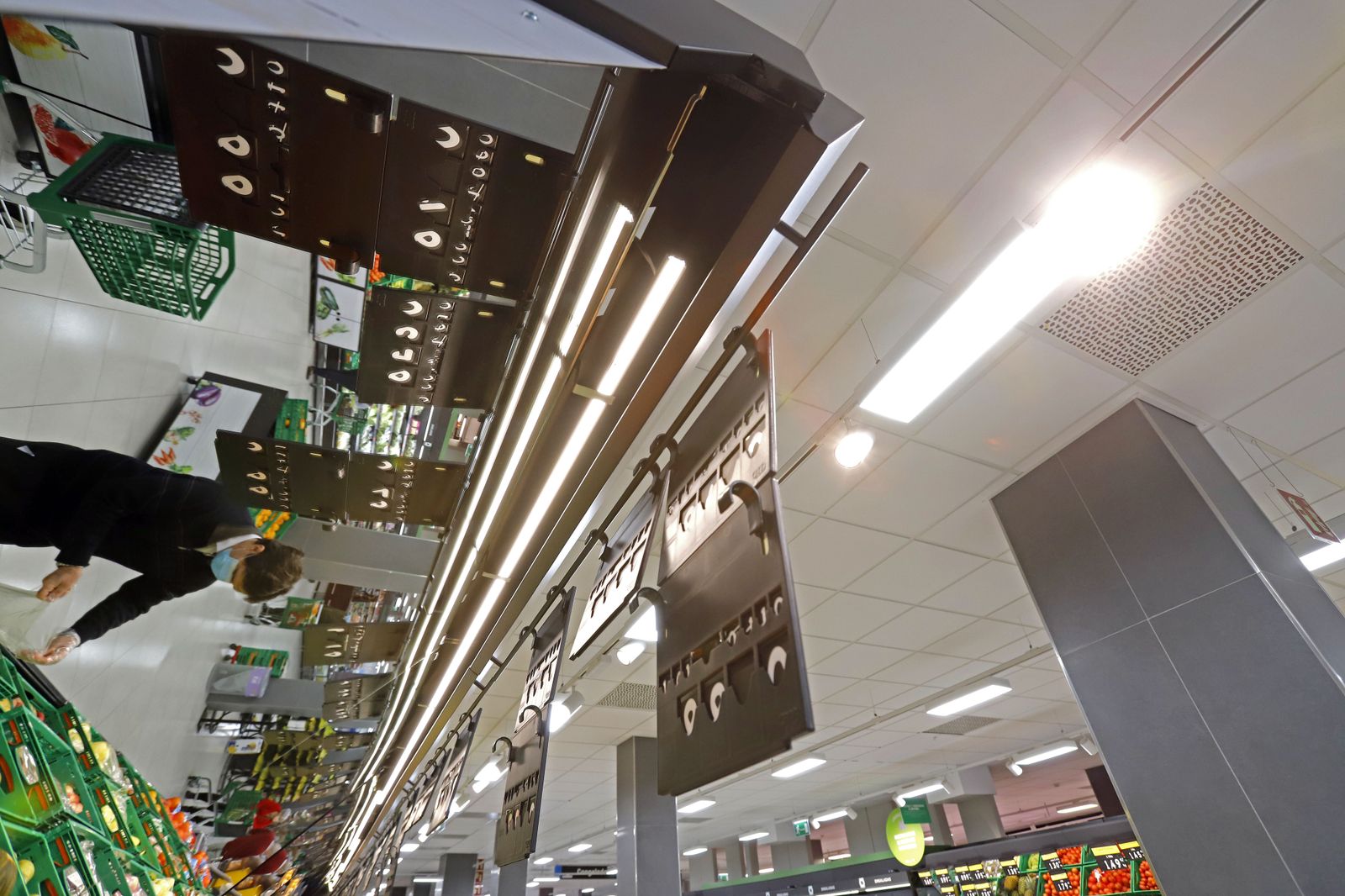 Imágenes de las mejoras del Mercadona de La Palma del Condado para el ahorro energético