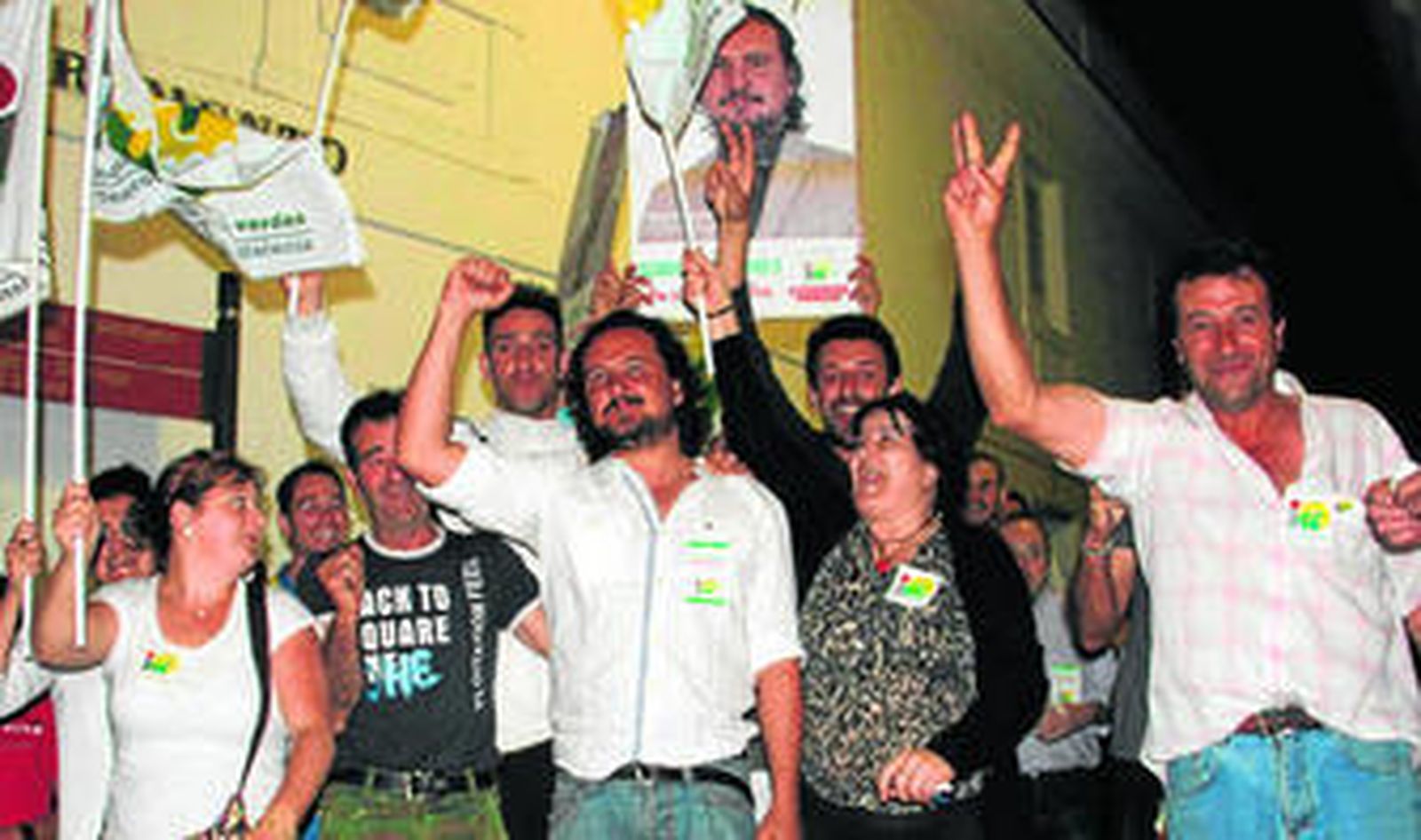 Quirós (PSOE), en el centro, pletórico tras confirmarse su reelección.