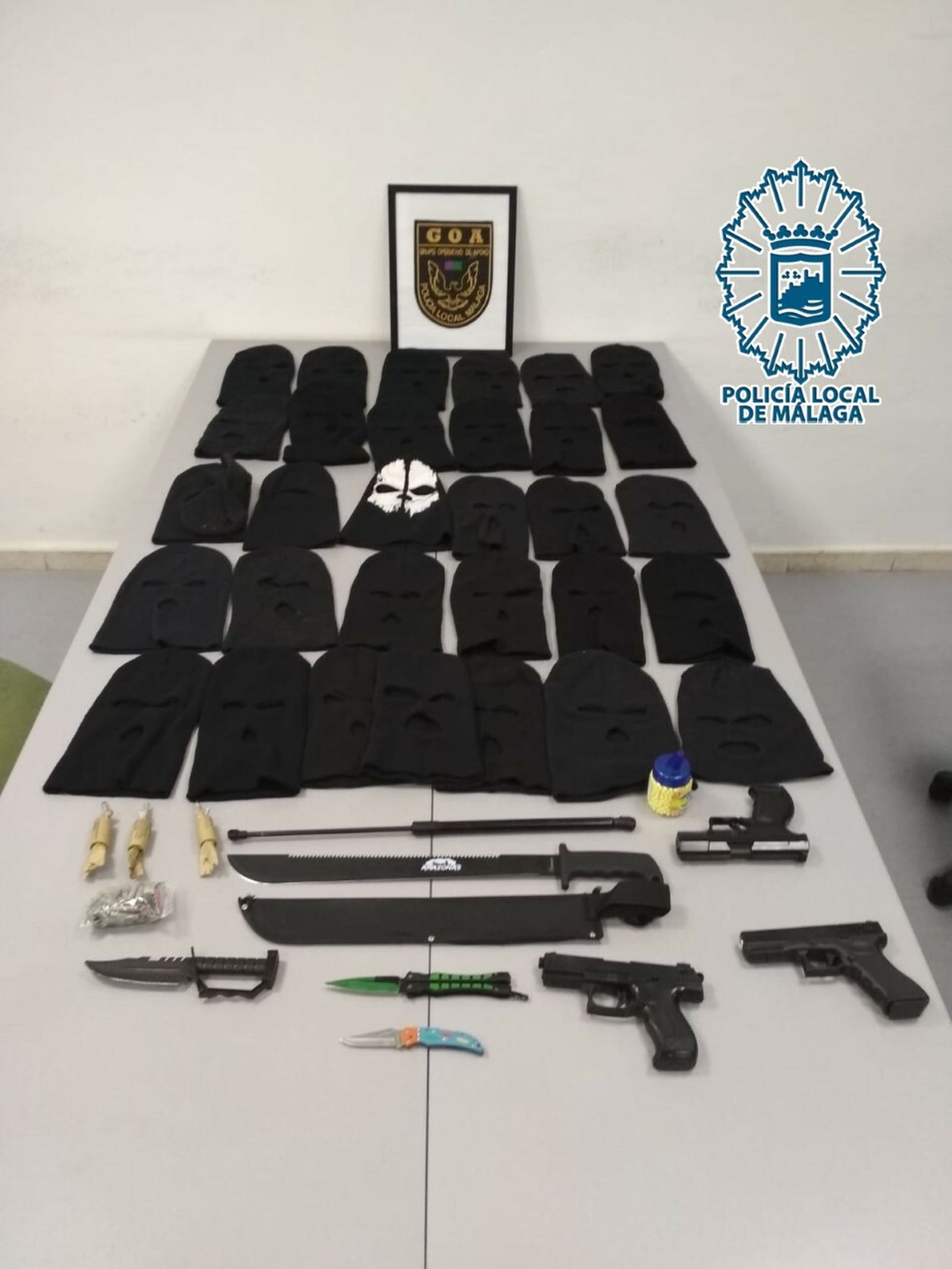 Armas y otros objetos incautados en la noche de Halloween en Málaga.