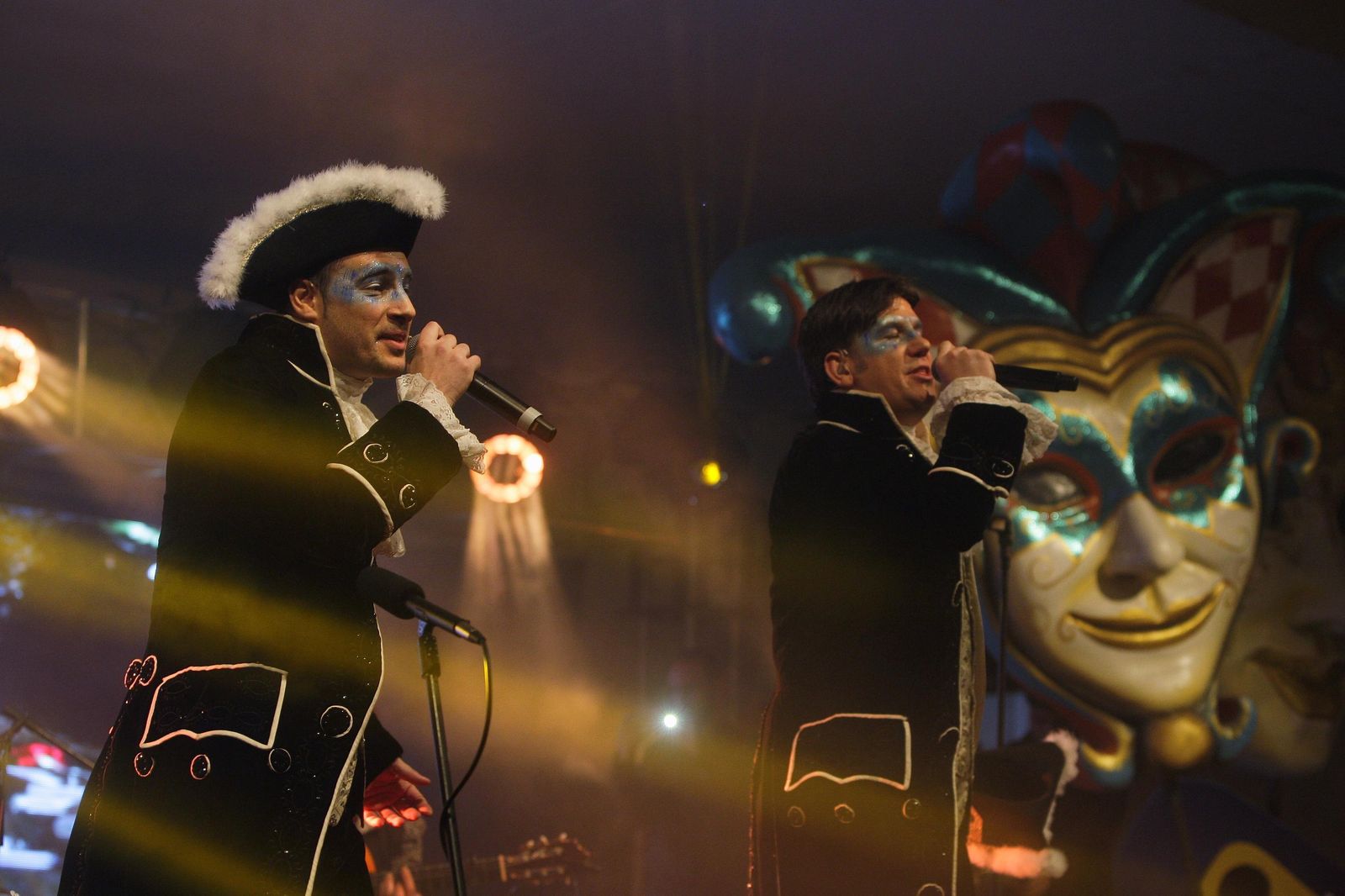 El dúo gaditano Andy y Lucas, anoche, en el auditorio del Parque, al interpretar 'Son de amores' como colofón del pregón del Carnaval.