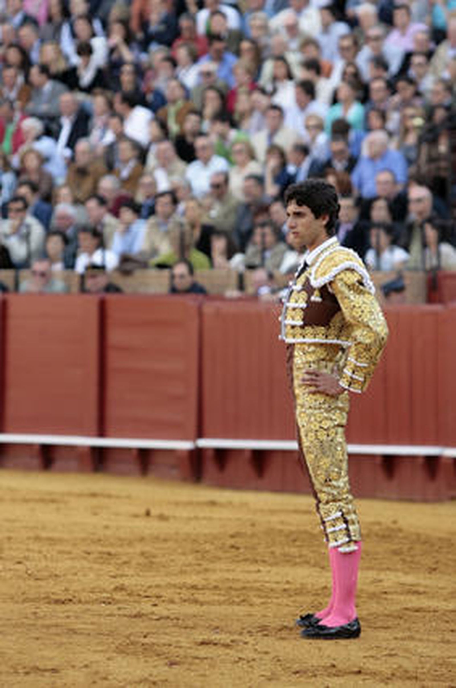 El diestro ecijano abandonó el ruedo por su propio pie pese a la herida sufrida. 

Foto: Juan Carlos Muñoz