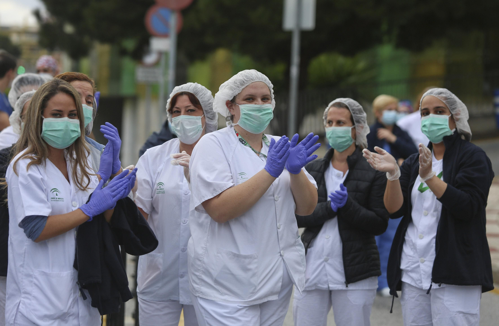 Coronavirus en Málaga: Aplausos que emocionan en el hospital Regional, en fotos
