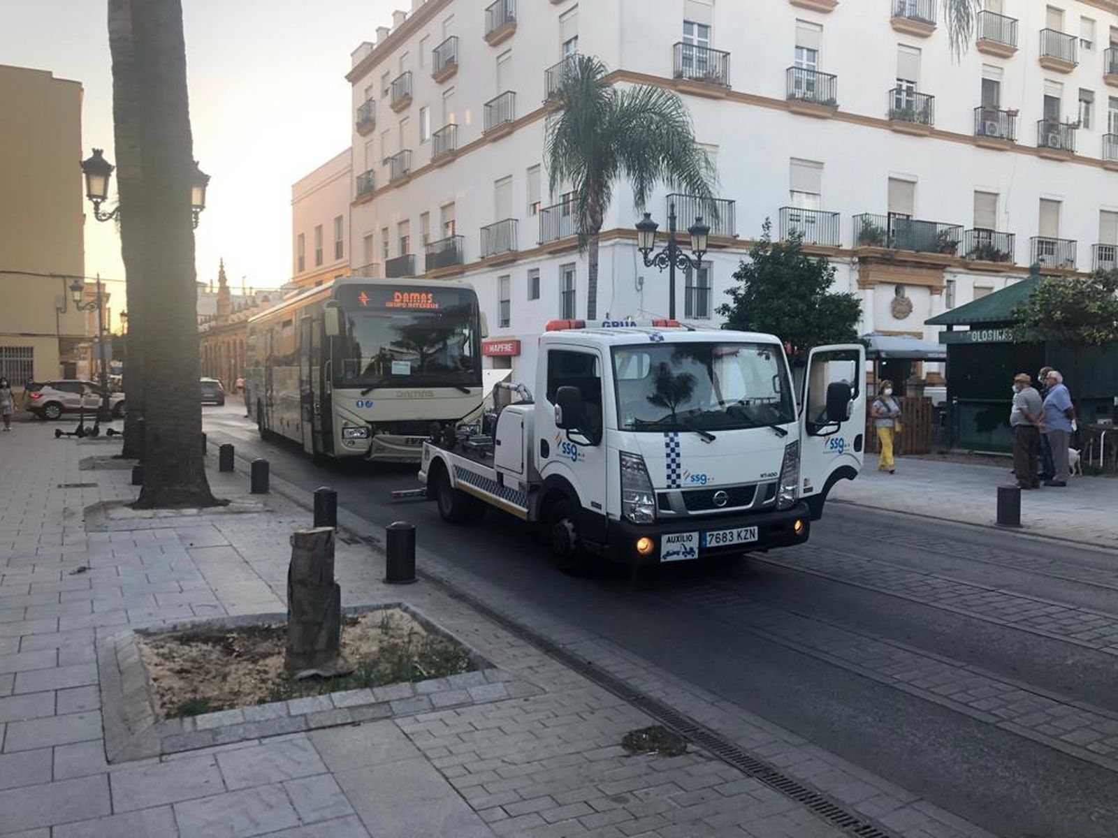 El autobús siniestrado a la altura de la plaza de Cristóbal Colón.
