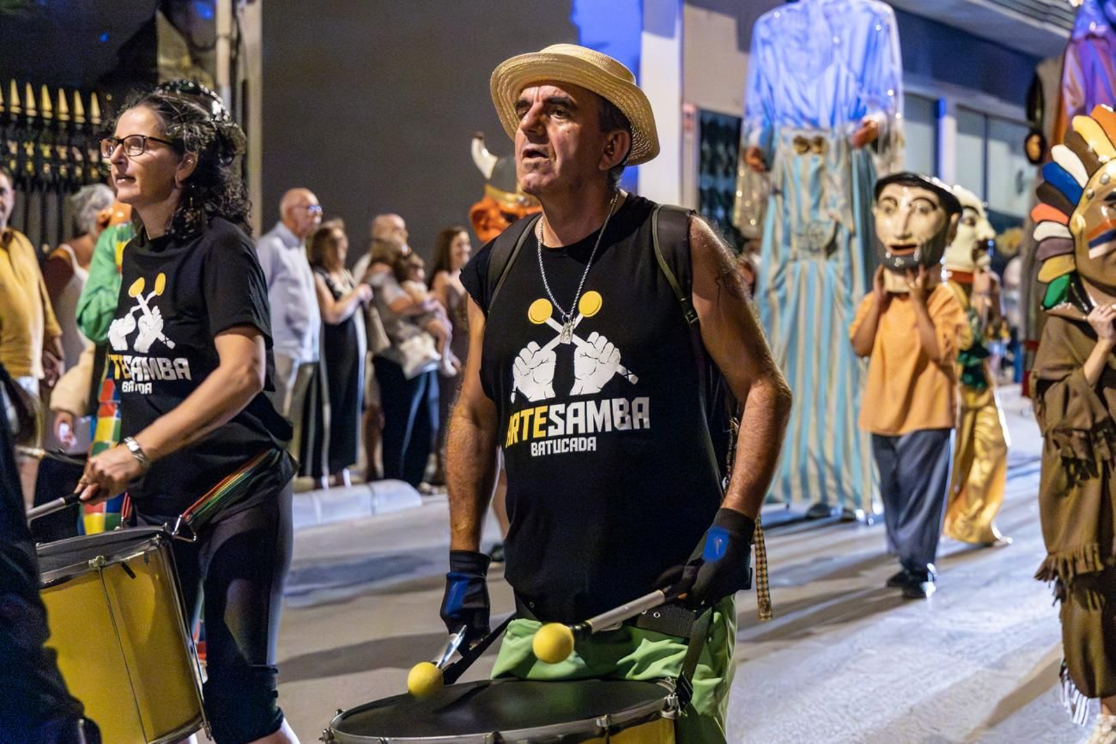 Pasacalles inaugural, fuegos artificiales e iluminación de la portada de feria y del recinto ferial de la Feria de San Bartolomé en Martos