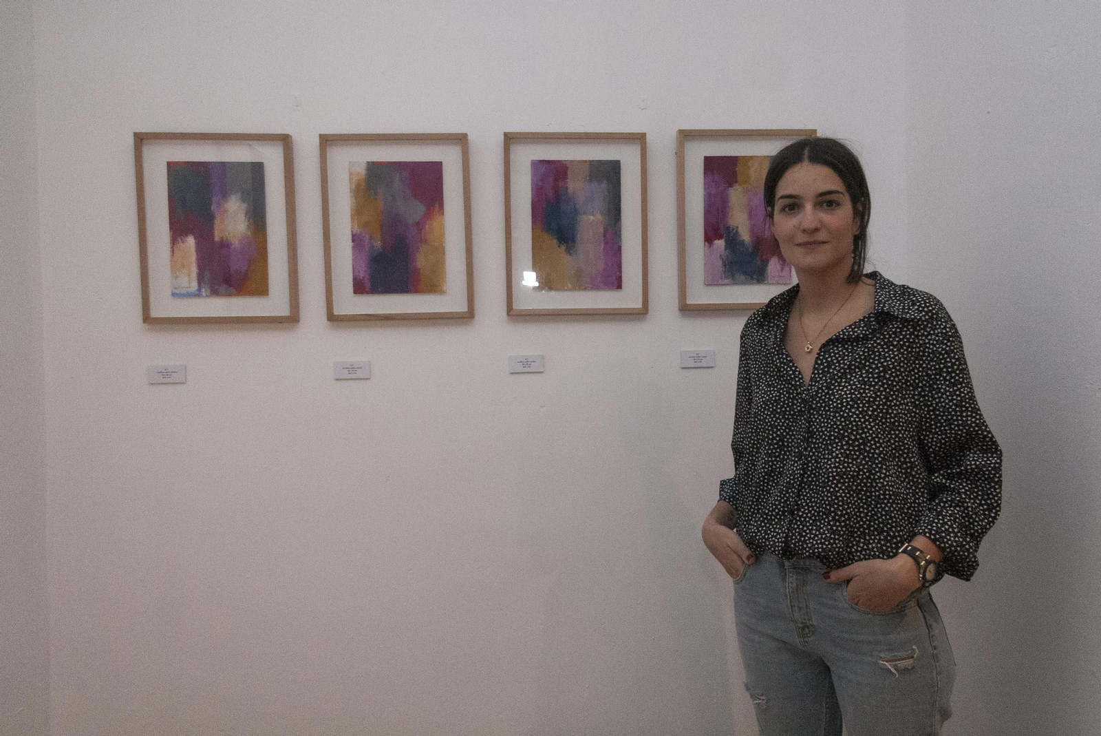 Inés  Salinas,  ayer, junto a algunos de  sus cuadros en Abades