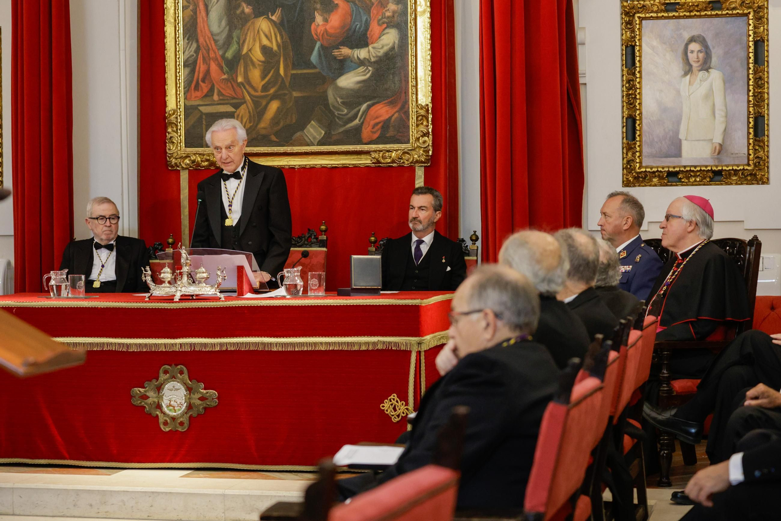Las imágenes del ingreso como académico de Erudición en la academia de Medicina del arzobispo José Ángel Saiz Meneses