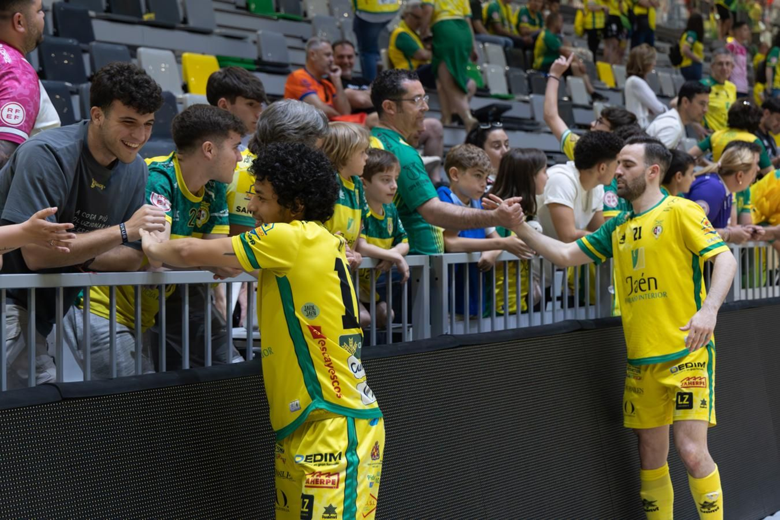 La Marea Amarilla: el alma del Olivo Arena, en imágenes